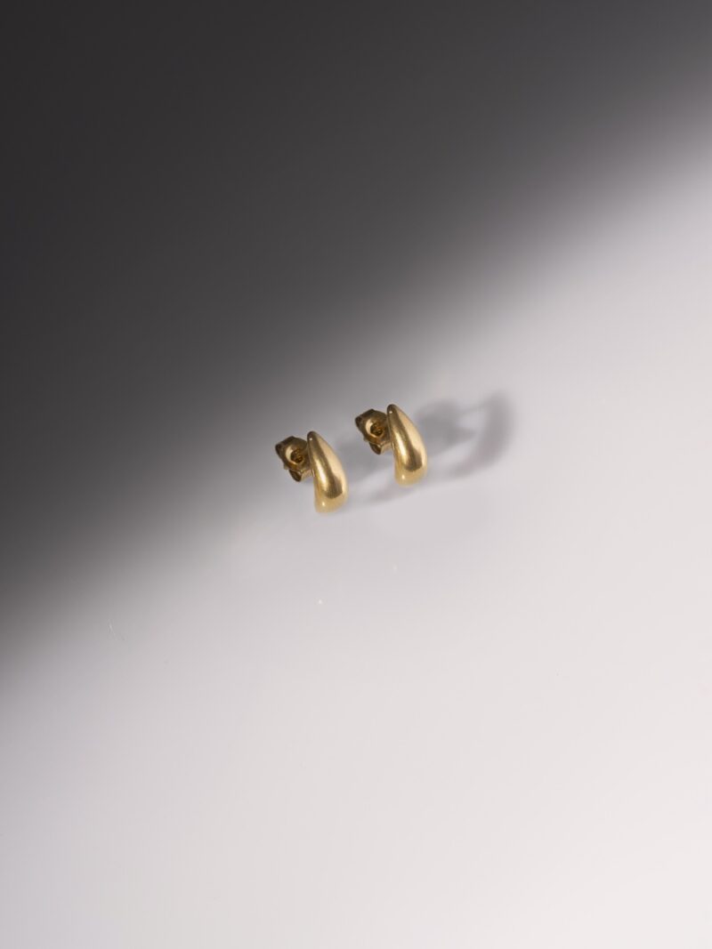 FIERZA 18K gold pleated teardrop earrings - Image 2