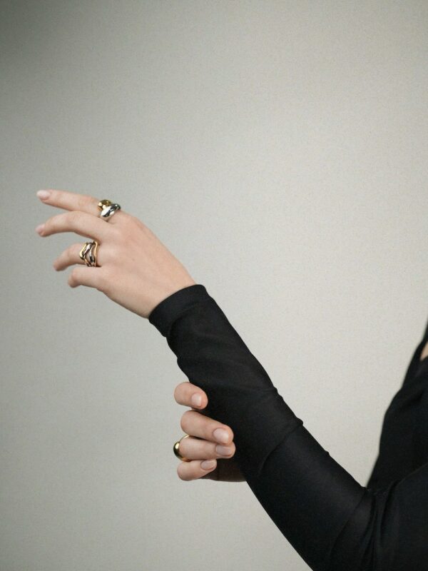 VIROI DUO 18K gold pleated and silver two piece asymmetric ring - Image 3