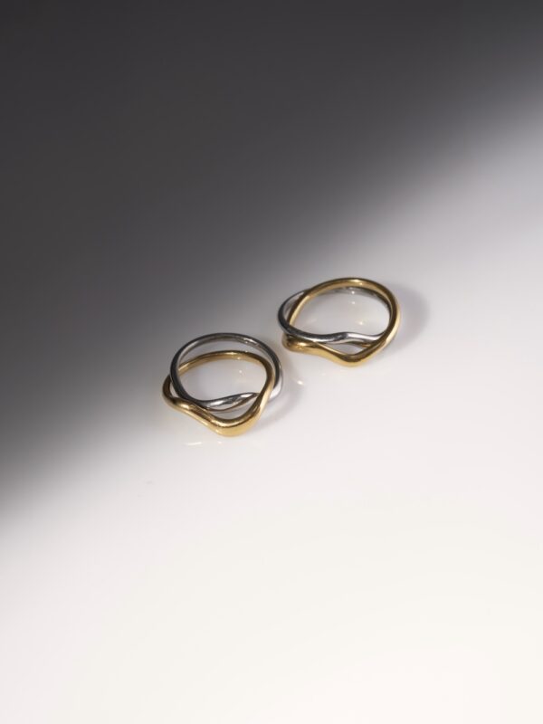 VIROI DUO 18K gold pleated and silver two piece asymmetric ring - Image 2