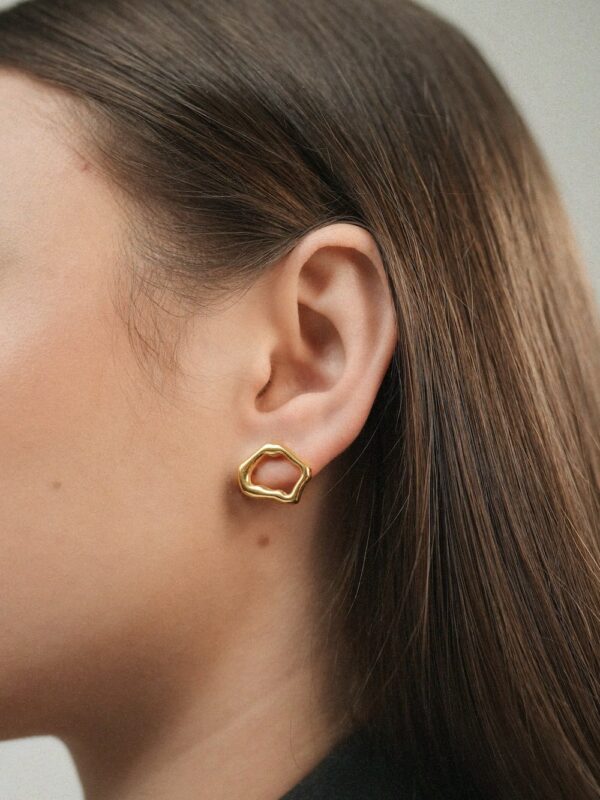 LURA 18K gold pleated asymmetric earrings - Image 2