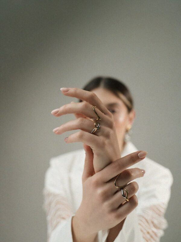 VIROI DUO 18K gold pleated and silver two piece asymmetric ring - Image 4