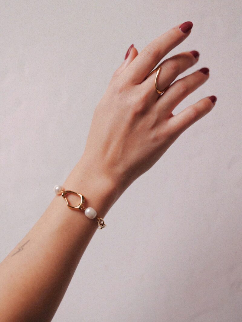 LURA 18k gold plated asymetric bracelet with pearls - Image 3
