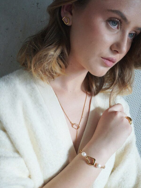LURA Set - 18k Gold Plated asymetric earrings with pearl bracelet - Image 2
